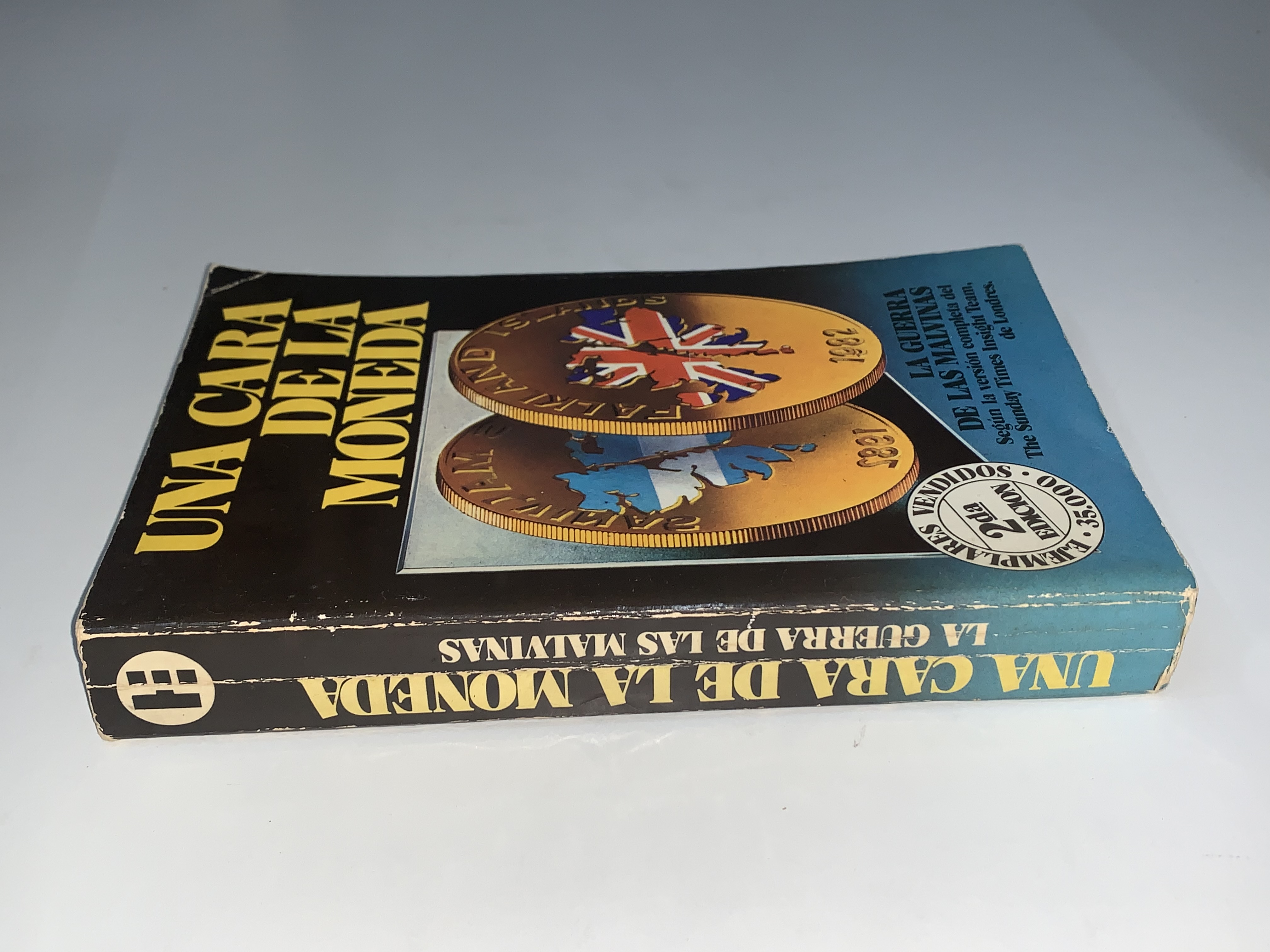 Una cara de la moneda — Librería