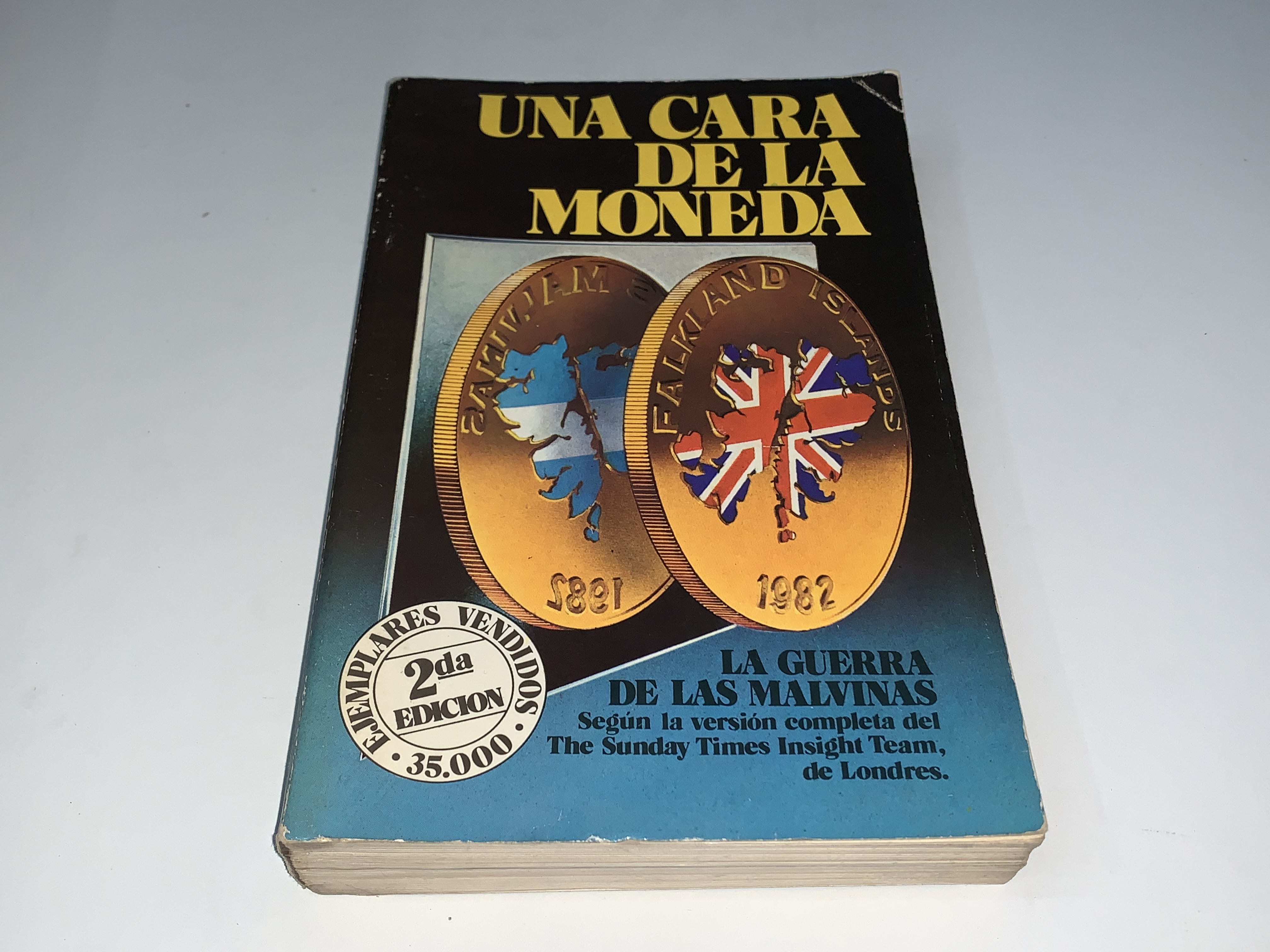 Una cara de la moneda — Librería
