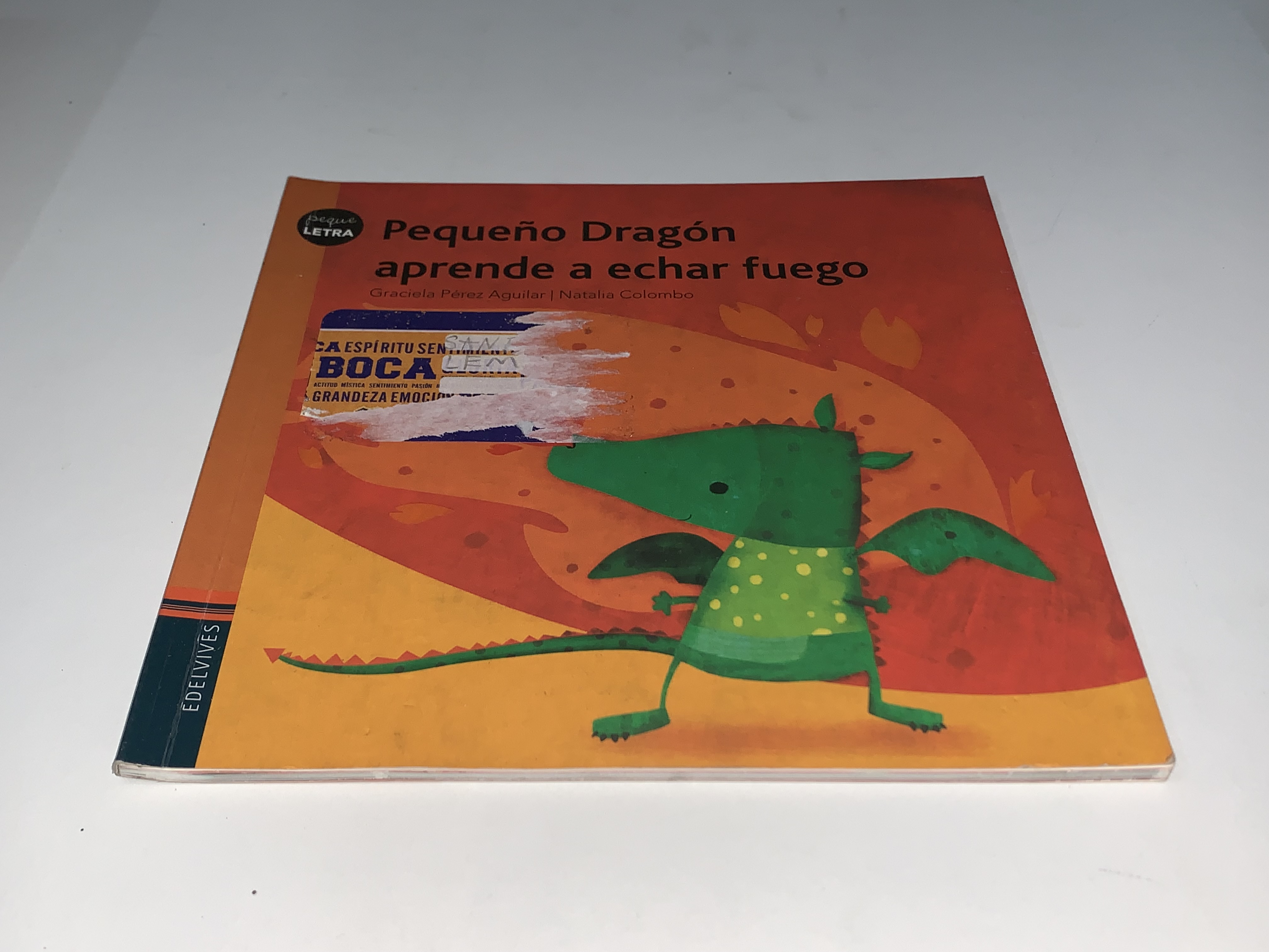 Pequeño Dragón aprende a echar fuego