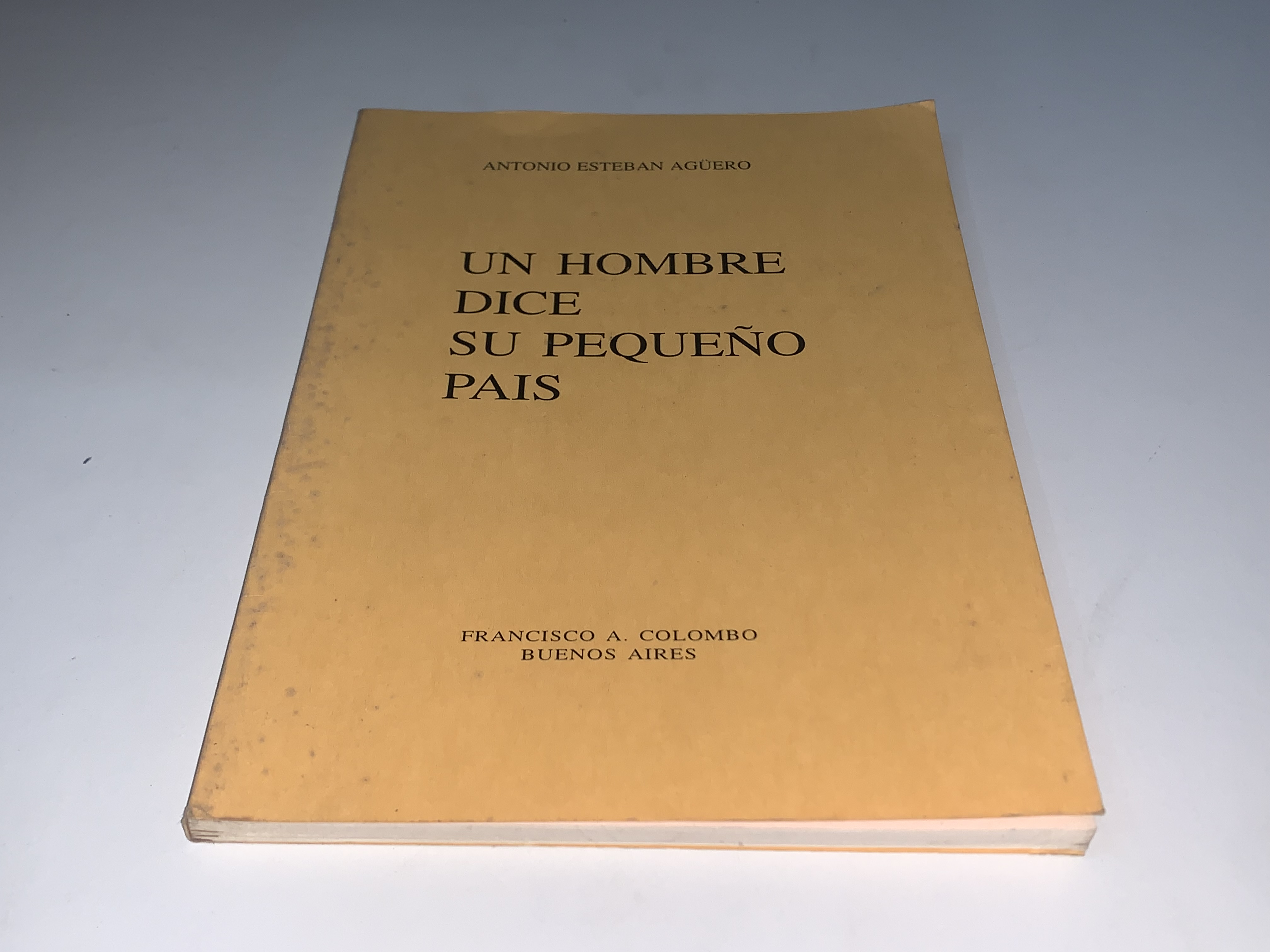 Un hombre dice su pequeño país