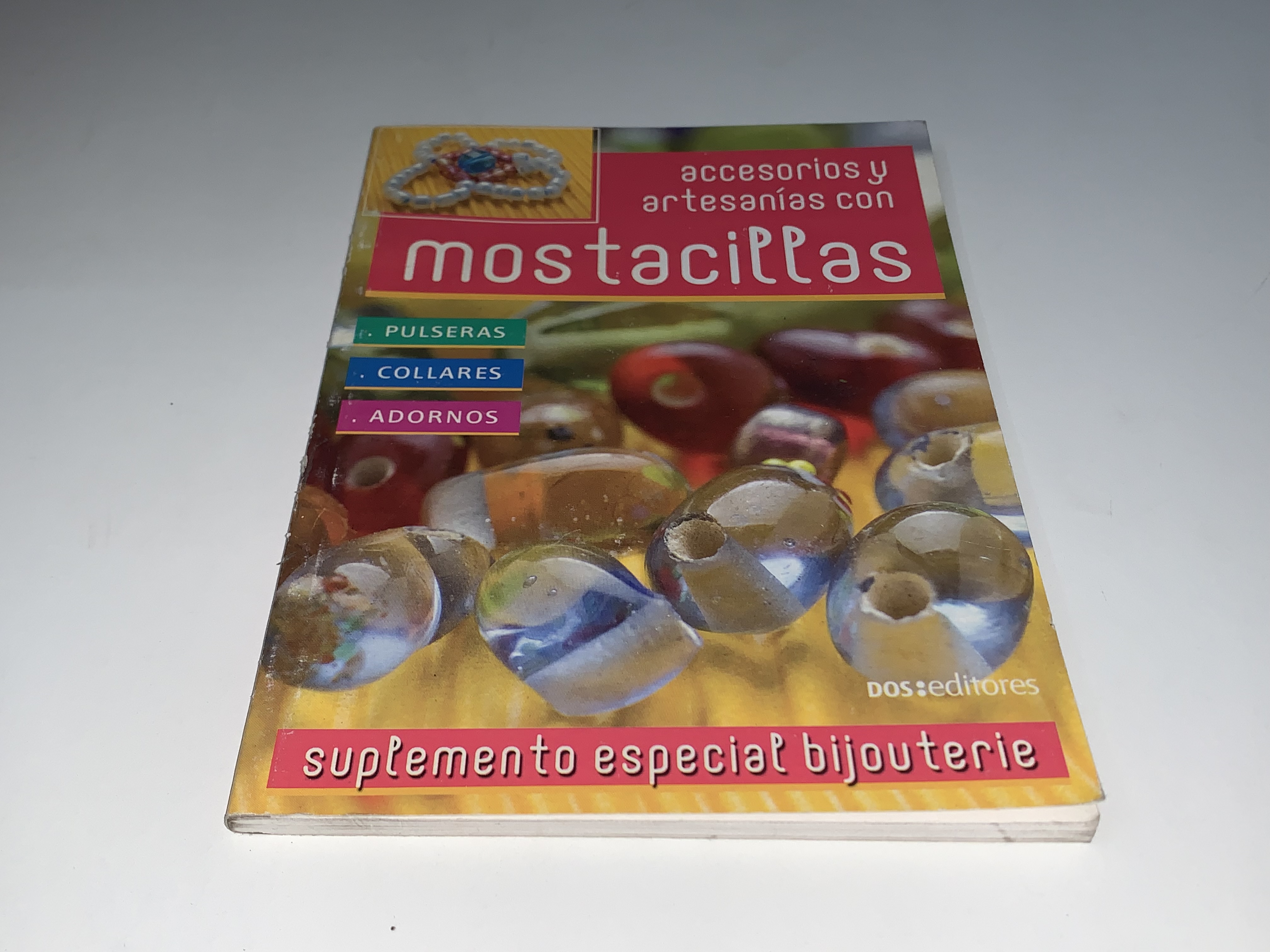 Accesorios y artesanías con mostacillas