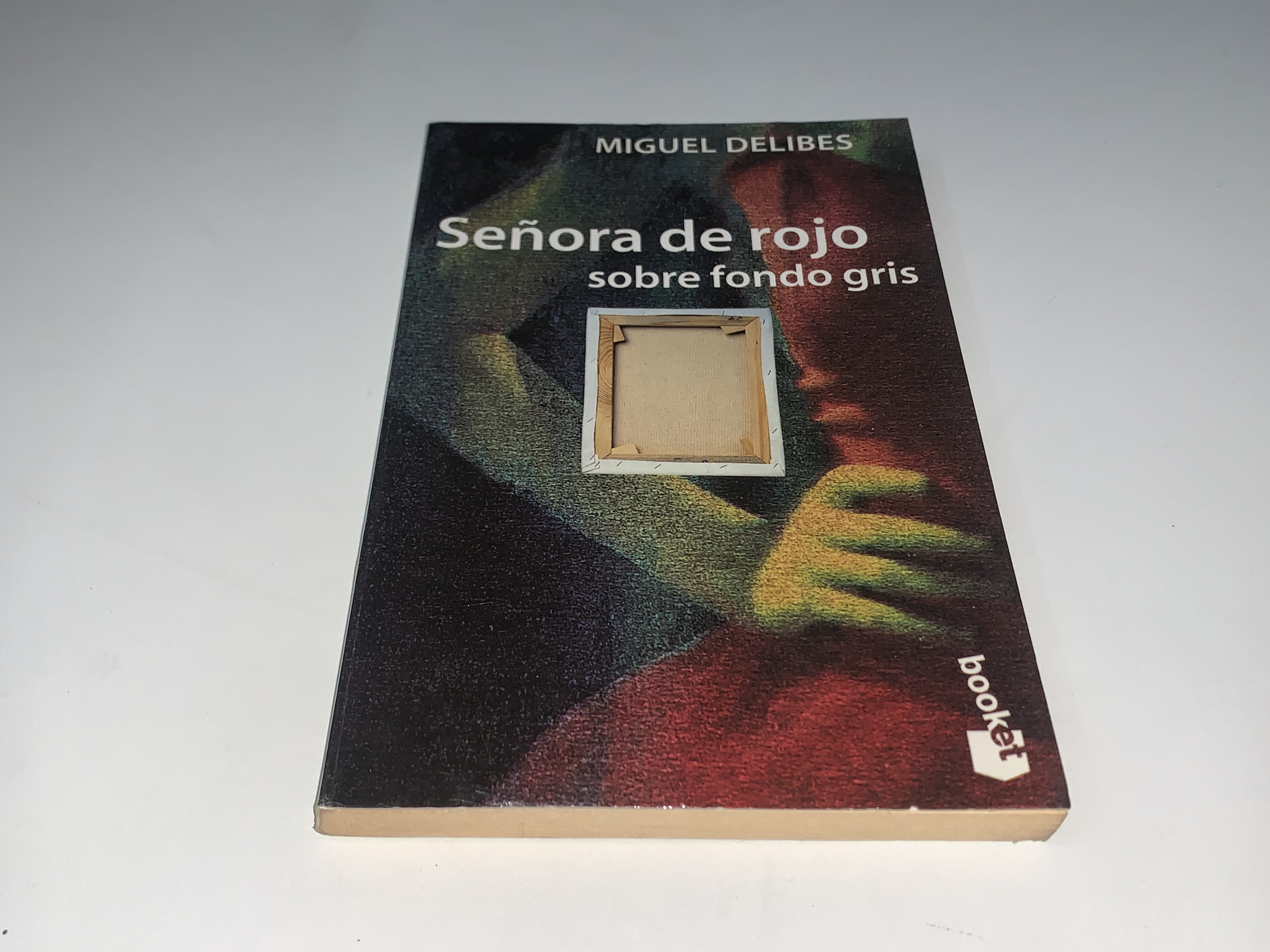 Señora de rojo sobre fondo gris