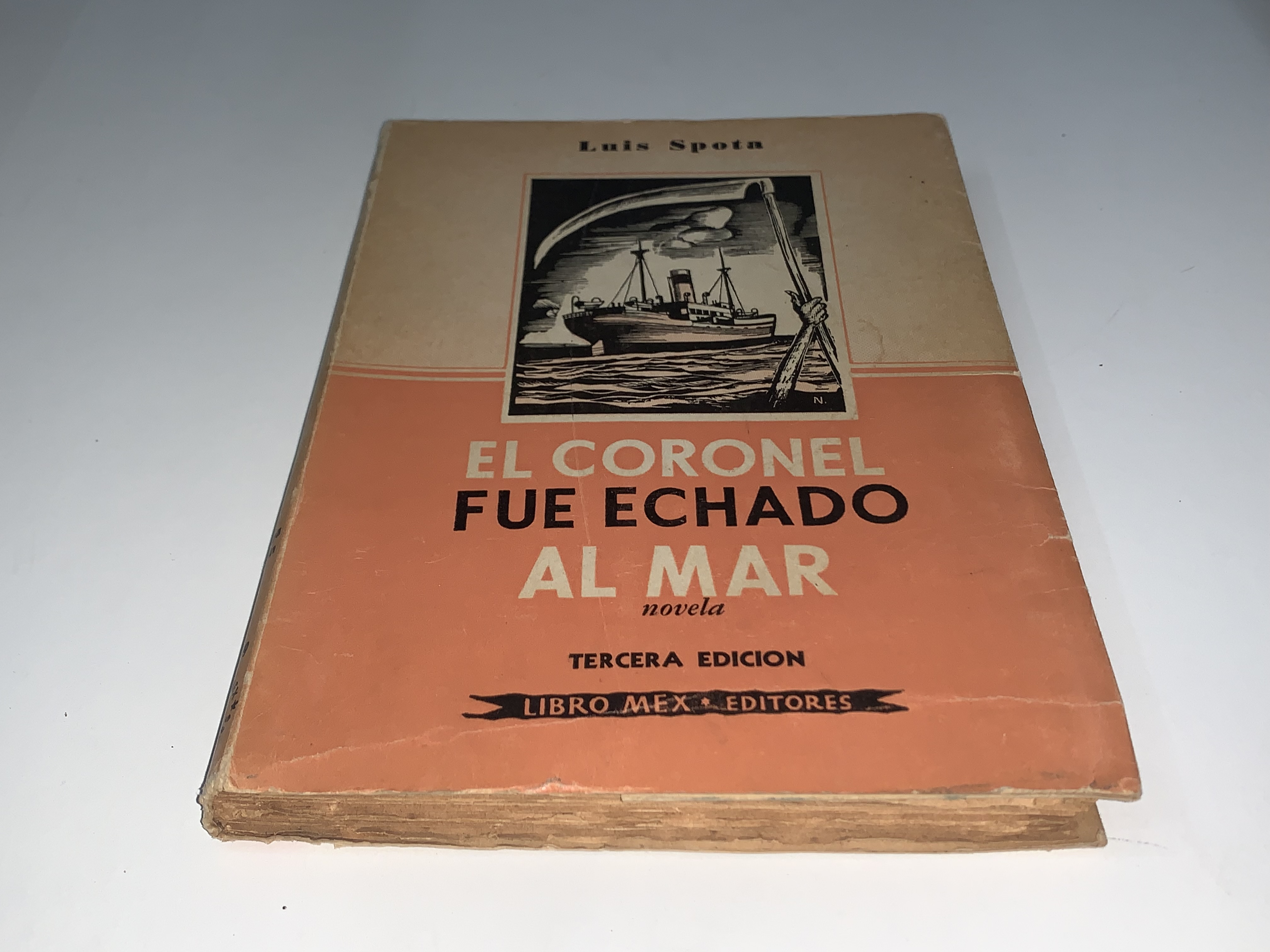El coronel fue echado al mar