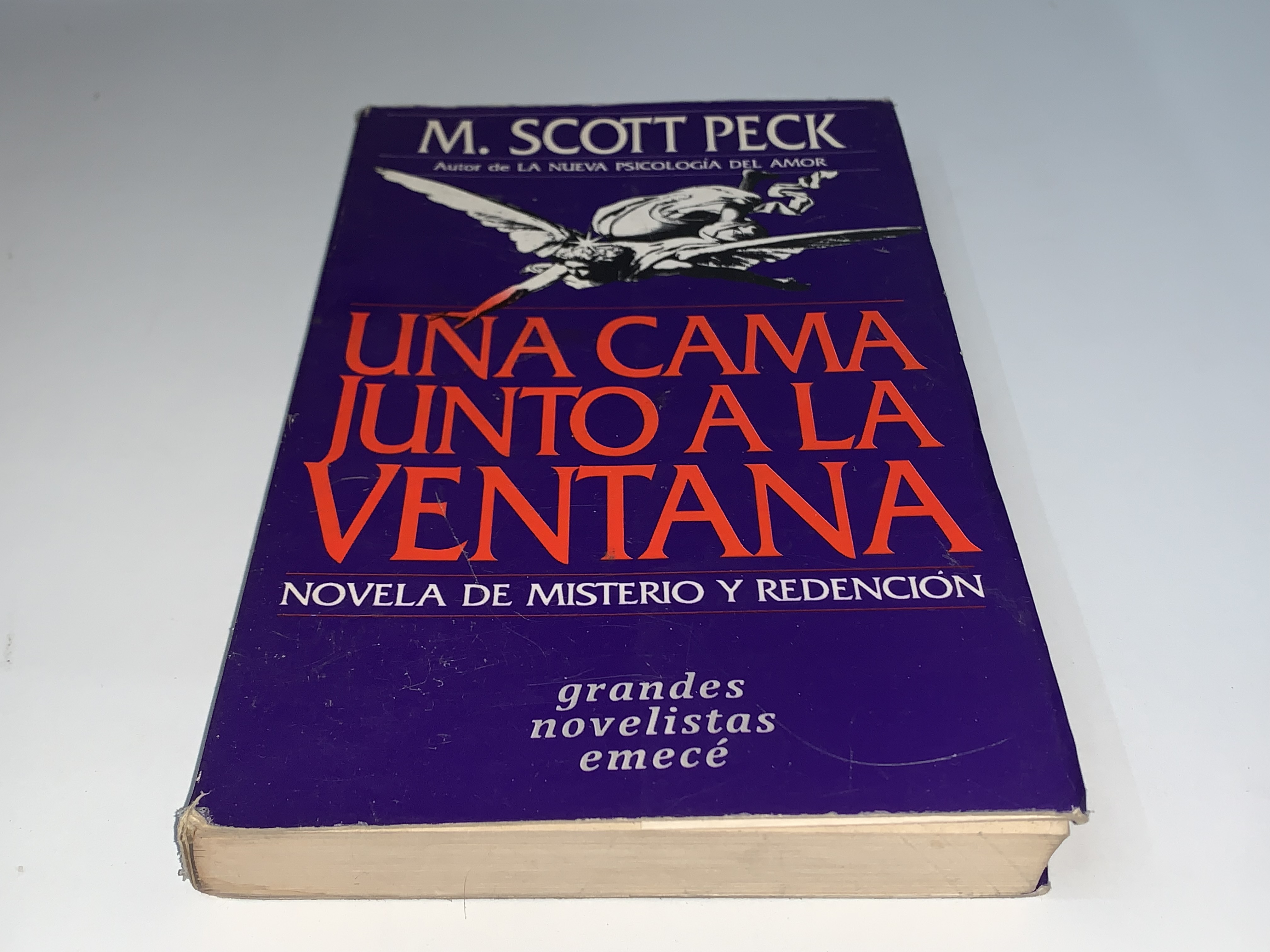 Una cama junto a la ventana